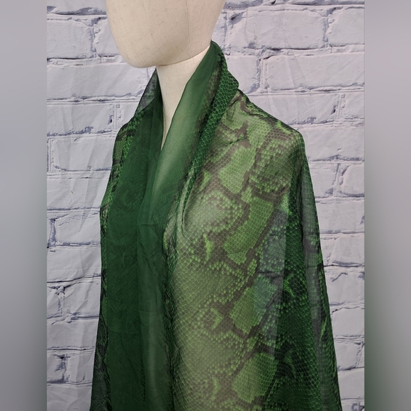 Burberry Women's Scarf Green Reptile Snakeskin 100% Silk Italy 70" x 40" - Picture 16 of 16